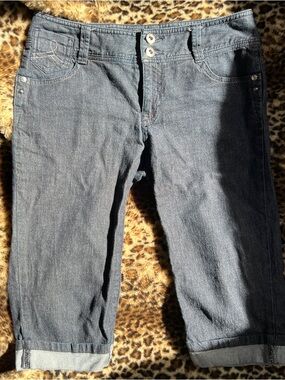 INC Size 2p capri pants in dark wash denim 2000s low rise
